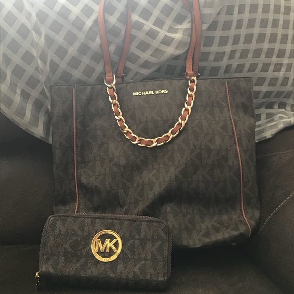 Michael Kors Handbags - 🎉 HOLIDAY SALE! 🎉 Beautiful MK purse